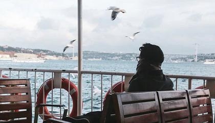 弗赖堡球队遭遇连败，危险区域积分严重不足，弗赖堡队主客场球衣