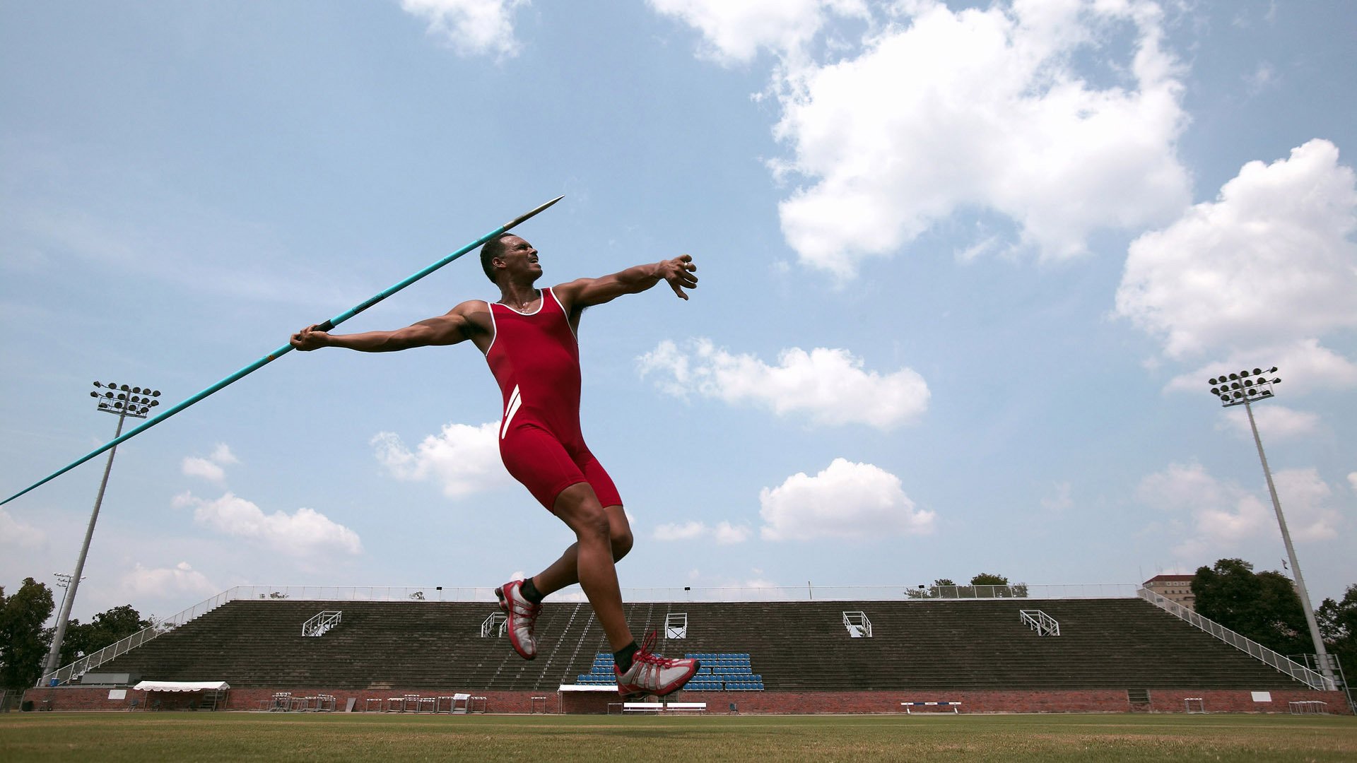 萨卡在对阵曼城的比赛中打入关键进球，萨拉曼卡足球